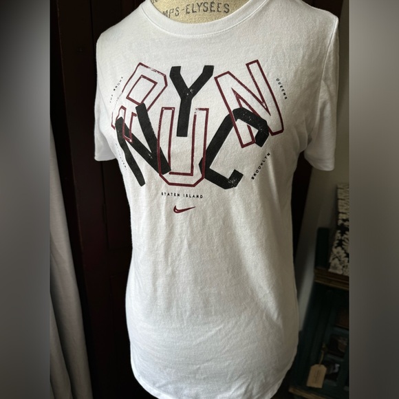 NWOT Nike NYC RUN Boroughs Large Athletic Cut Tee - Picture 3 of 13